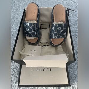 Gucci Navy and Cream Women's Sandals